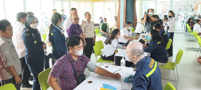 Pekerja komunitas Bandara I Gusti Ngurah Rai tengah di-screening untuk mendapatkan vaksinasi booster kedua, Senin (30/01/2023). (Triwidiyanti/detikBali)