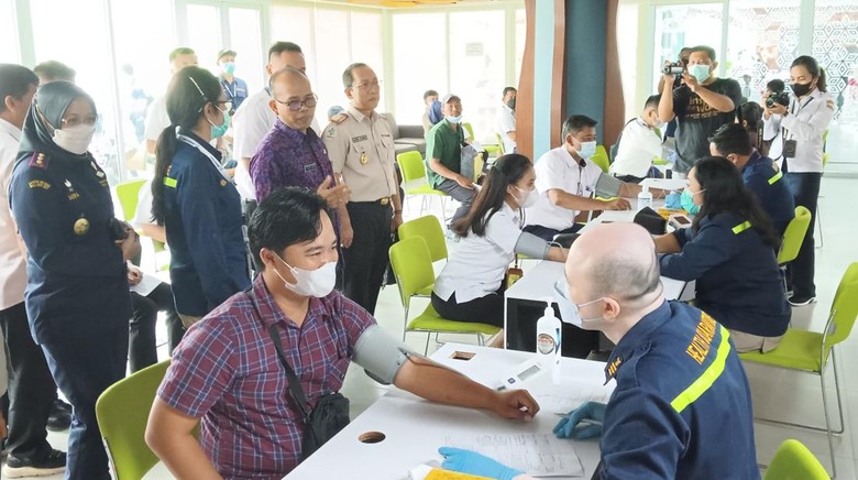 Pekerja komunitas Bandara I Gusti Ngurah Rai tengah di-screening untuk mendapatkan vaksinasi booster kedua, Senin (30/01/2023). (Triwidiyanti/detikBali)