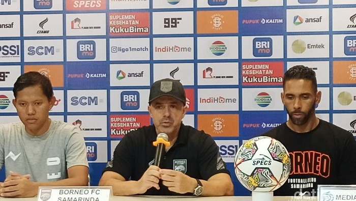 Pelatih Borneo FC Andrea Gaspar bersama Adam Alis saat jumpa pers usai melawan Persik Kediri.