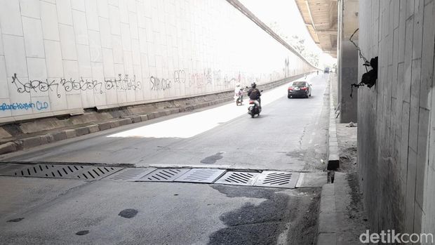 Penutup got di underpass di Jl Sholeh Iskandar (Sholis) Kota Bogor masih rusak. Penutup got rusak dan sering memicu kecelakaan itu diperbaiki Maret 2023. (M Sholihin/detikcom)