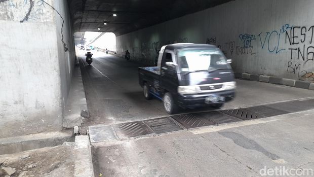 Penutup got di underpass di Jl Sholeh Iskandar (Sholis) Kota Bogor masih rusak. Penutup got rusak dan sering memicu kecelakaan itu diperbaiki Maret 2023. (M Sholihin/detikcom)