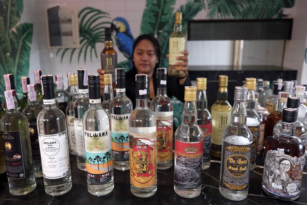 Petugas menata produk arak Bali yang dipamerkan saat perayaan Hari Arak Bali di Bali Collection, Nusa Dua, Badung, Bali, Minggu (29/1/2023). Kegiatan tersebut digelar dalam upaya memperkokoh perlindungan dan pemberdayaan arak Bali sesuai Peraturan Gubernur Bali Nomor 1 Tahun 2020 tentang tata kelola minuman fermentasi dan/atau destilasi khas Bali sebagai tonggak perubahan status yang mengangkat keberadaan, nilai, dan harkat arak Bali yang bertujuan melindungi dan memelihara arak sesuai dengan nilai-nilai budaya serta memberdayakan, memasarkan, dan memanfaatkan minuman tersebut sebagai ekonomi rakyat yang berkelanjutan. ANTARA FOTO/Nyoman Hendra Wibowo/tom.