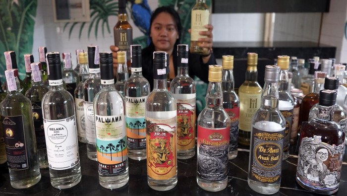 Petugas menata produk arak Bali yang dipamerkan saat perayaan Hari Arak Bali di Bali Collection, Nusa Dua, Badung, Bali, Minggu (29/1/2023). Kegiatan tersebut digelar dalam upaya memperkokoh perlindungan dan pemberdayaan arak Bali sesuai Peraturan Gubernur Bali Nomor 1 Tahun 2020 tentang tata kelola minuman fermentasi dan/atau destilasi khas Bali sebagai tonggak perubahan status yang mengangkat keberadaan, nilai, dan harkat arak Bali yang bertujuan melindungi dan memelihara arak sesuai dengan nilai-nilai budaya serta memberdayakan, memasarkan, dan memanfaatkan minuman tersebut sebagai ekonomi rakyat yang berkelanjutan. ANTARA FOTO/Nyoman Hendra Wibowo/tom.