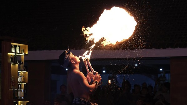 Tak hanya itu, seorang mahasiswa juga ikut menampilkan atraksi flair bartender saat perayaan Hari Arak Bali di Bali Collection, Nusa Dua, Badung, Bali, Minggu (29/1/2023).