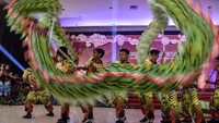 Atraksi liong juga turut menyemarakkan Imlek yang digelar oleh ratusan orang dari berbagai lintas agama se-Priangan Timur.
