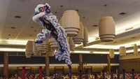 Atraksi barongsai menyemarakkan perayaan Imlek di Graha Asia Plaza, Kota Tasikmalaya, Jawa Barat, Minggu (29/1/2023) malam.