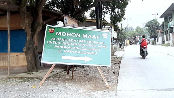 Plang pengalihan jalan di Pertigaan Kaligandu Karawang
