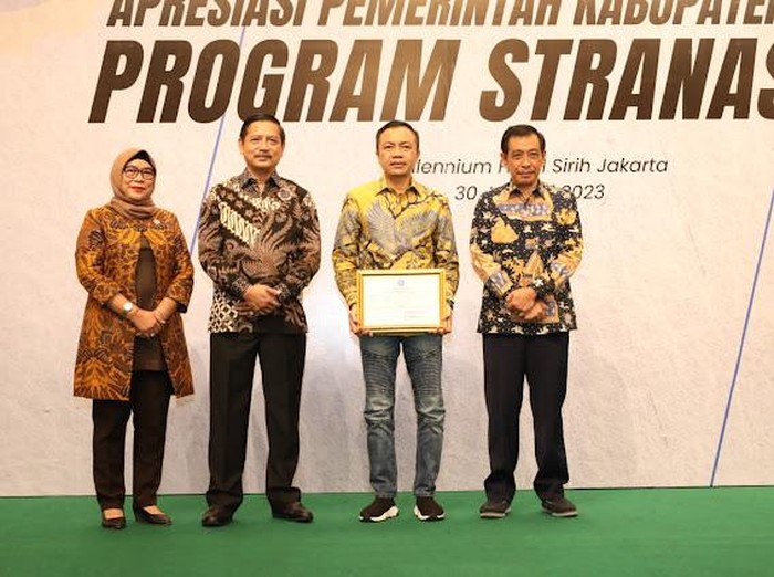 Plh. Bupati Blitar Rahmat Santoso menerima penghargaan dari Kementerian Perhubungan Republik Indonesia.