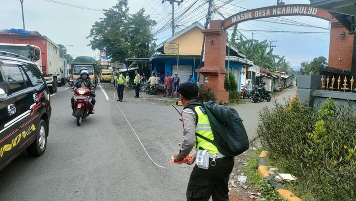 Polisi melakukan olah TKP 2 mahasiswi di Pasuruan kecelakaan