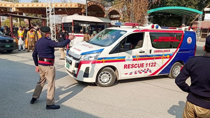 A police officer guides an ambulance after a suicide blast in a mosque, at police line area in Peshawar, Pakistan January 30, 2023. REUTERS/Fayaz Aziz