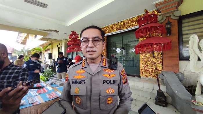 Polisi mengungkap dua orang pelaku yang berhasil ditangkap menusuk Aipda I Putu JS, sedangkan tiga orang lainnya yang berstatus DPO membantu pengeroyokan.