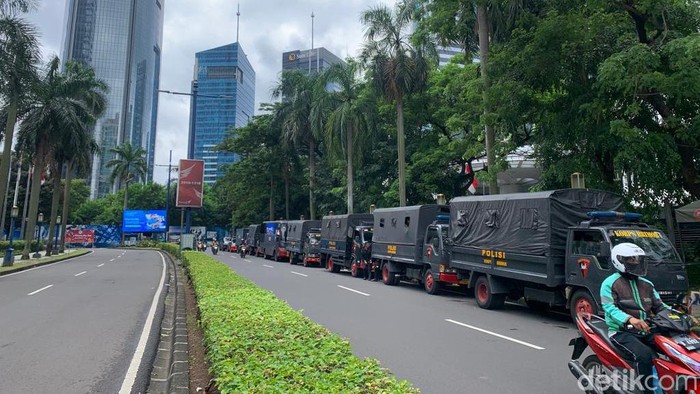 Polisi siaga jelang demo massa di depan Kedubes Swedia, Kuningan, Jaksel.