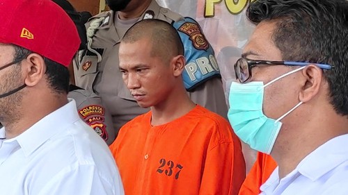 Polresta Denpasar menangkap ATP, seorang guru surfing di Bali asal Jakarta, saat mengambil paket ganja di pinggir jalan Jatayu, Denpasar Barat.