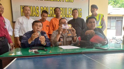 Polsek Kubutambahan saat menunjukkan dua pencuri HP, di Mapolres Buleleng, Bali, Senin (30/1/2023).