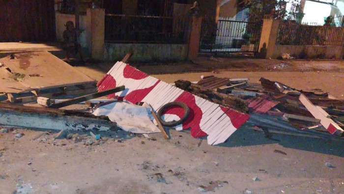 Posko anti tawuran dirusak warga yang terlibat tawuran di Belawan. (Foto: Istimewa)