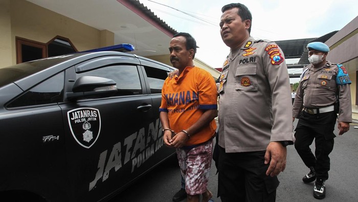 Potret Eks Walkot Blitar Samanhudi Berbaju Tahanan Polisi menunjukkan tersangka M Samanhudi Anwar (kanan) yang merupakan mantan Wali Kota Blitar saat ungkap kasus perampokan rumah dinas Wali Kota Blitar Santoso di Polda Jawa Timur, Surabaya, Jawa Timur, Senin (30/1/2023). Ditreskrimum Polda Jawa Timur menangkap dan menetapkan M Samanhudi Anwar sebagai tersangka kasus dugaan perampokan rumah dinas Wali Kota Blitar Santoso yang terjadi pada 12 Desember 2022 dengan diduga membantu memberi informasi kondisi rumah dinas itu kepada tiga tersangka lainnya yang sebelumnya telah ditangkap. ANTARA FOTO/Didik Suhartono/foc.