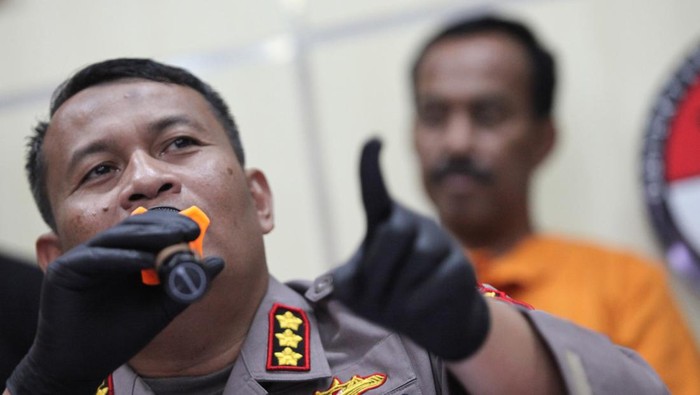 Polisi menunjukkan tersangka M Samanhudi Anwar (kanan) yang merupakan mantan Wali Kota Blitar saat ungkap kasus perampokan rumah dinas Wali Kota Blitar Santoso di Polda Jawa Timur, Surabaya, Jawa Timur, Senin (30/1/2023). Ditreskrimum Polda Jawa Timur menangkap dan menetapkan M Samanhudi Anwar sebagai tersangka kasus dugaan perampokan rumah dinas Wali Kota Blitar Santoso yang terjadi pada 12 Desember 2022 dengan diduga membantu memberi informasi kondisi rumah dinas itu kepada tiga tersangka lainnya yang sebelumnya telah ditangkap. ANTARA FOTO/Didik Suhartono/foc.