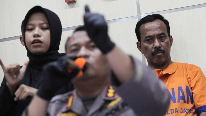 Potret Eks Walkot Blitar Samanhudi Berbaju Tahanan Polisi menunjukkan tersangka M Samanhudi Anwar (kanan) yang merupakan mantan Wali Kota Blitar saat ungkap kasus perampokan rumah dinas Wali Kota Blitar Santoso di Polda Jawa Timur, Surabaya, Jawa Timur, Senin (30/1/2023). Ditreskrimum Polda Jawa Timur menangkap dan menetapkan M Samanhudi Anwar sebagai tersangka kasus dugaan perampokan rumah dinas Wali Kota Blitar Santoso yang terjadi pada 12 Desember 2022 dengan diduga membantu memberi informasi kondisi rumah dinas itu kepada tiga tersangka lainnya yang sebelumnya telah ditangkap. ANTARA FOTO/Didik Suhartono/foc.