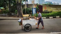 Anas sangat menyayangkan, anggaran yang digelontorkan pemerintah hingga Rp 500 triliun justru terserap untuk kegiatan rapat hingga studi banding.