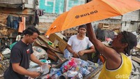 Salah satu upayanya juga tercermin dari indeks penilaian reformasi birokrasi (RB) di instansi. Anas menegaskan, kini nilai RB akan mengacu pada dampak di masyarakat. Sebagai contoh dalam hal pengentasan kemiskinan, peningkatan RB bisa didapatkan apabila di daerah tersebut terlihat adanya penurunan kemiskinan. Kini, segalanya menjadi lebih terukur.
