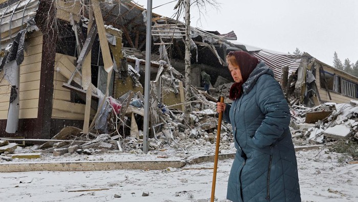 Potret RS di Rusia Hancur Diserang A woman walks past a hospital building destroyed, according to the Russian Defence Ministry, by a Ukrainian missile strike in the course of Russia-Ukraine conflict, in the settlement of Novoaidar, Luhansk region, Russian-controlled Ukraine, January 29, 2023. REUTERS/Alexander Ermochenko