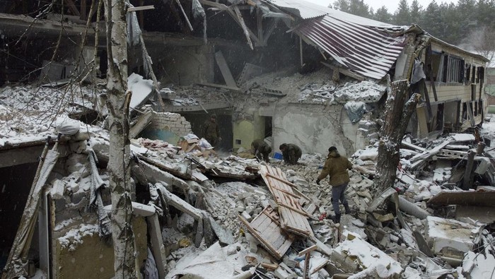 Potret RS di Rusia Hancur Diserang A woman walks past a hospital building destroyed, according to the Russian Defence Ministry, by a Ukrainian missile strike in the course of Russia-Ukraine conflict, in the settlement of Novoaidar, Luhansk region, Russian-controlled Ukraine, January 29, 2023. REUTERS/Alexander Ermochenko