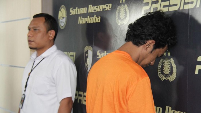 Pria di Jakbar ditangkap usai perkosa mantan kekasih. Kasat Reskrim Polres Metro Jakbar Kompol Haris Kurniawa mengatakan pelaku juga sempat mengancam korban dengan video porno.