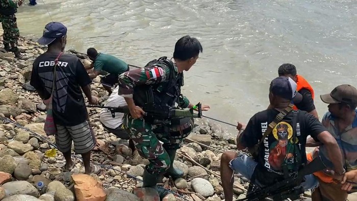 Proses evakuasi anggota TNI meninggal di Sungai Digoel