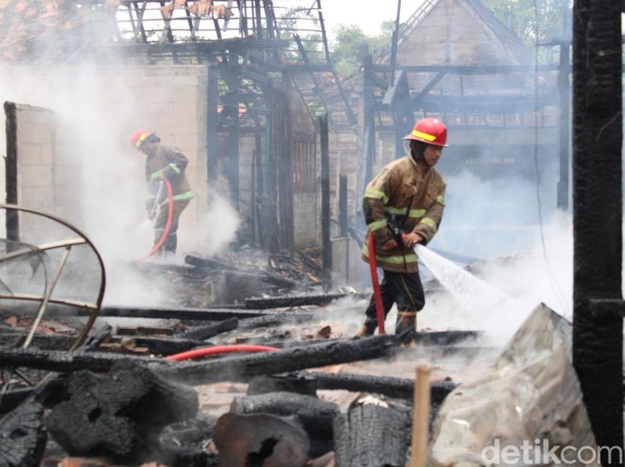 Proses pemadaman api di peristiwa kebakaran 3 rumah di Desa Jepangrejo, Kecamatan Blora, Kabupaten Blora, Senin (30/1/2023).