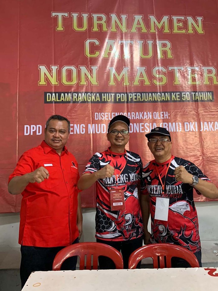 Puluhan Orang Ikuti Turnamen Catur BMI Jakarta Turnamen catur non master digelar di Kopi Arih Ersada, Cililitan, Jakarta Timur. Turnamen ini diikuti oleh puluhan peserta.