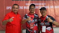 Ketua Banteng Muda Indonesia (BMI) DKI Jakarta Anta Ginting (tengah) bersama Ketua Penyelenggara Hakim Torong (kanan) dan Wakil Ketua Bidang Pemuda dan Olahraga DPD PDI Perjuangan DKI Jakarta William Yani (kiri) saat turnamen catur non master dalam rangka memperingati hari ulang tahun (HUT) PDI Perjuangan ke-50.