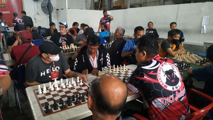 Turnamen catur non master digelar di Kopi Arih Ersada, Cililitan, Jakarta Timur. Turnamen ini diikuti oleh puluhan peserta.