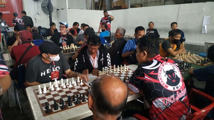 Puluhan Orang Ikuti Turnamen Catur BMI Jakarta Turnamen catur non master digelar di Kopi Arih Ersada, Cililitan, Jakarta Timur. Turnamen ini diikuti oleh puluhan peserta.