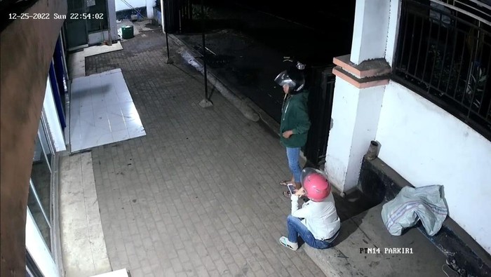Rekaman CCTV pasutri di Probolinggo saat hendak membobol kantor ekspedisi