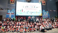 PT Bursa Efek Indonesia (BEI) membuka kembali akses masyarakat umum untuk mengunjungi Main Hall BEI secara langsung pada Senin (30/1/2023). Pengunjung dapat kembali melakukan berbagai kegiatan edukasi yang bertujuan untuk meningkatkan pemahaman mengenai investasi di pasar modal.