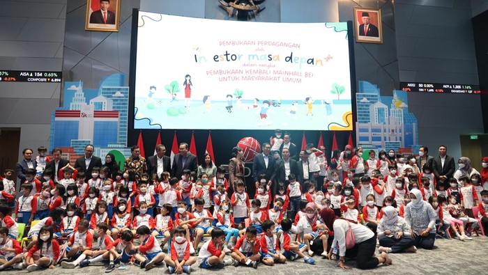 Siswa TK berkesempatan menjadi tamu pertama pembukaan kembali Main Hall BEI pada hari ini. Nih fotonya.
