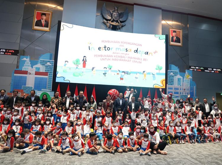 Resmi Dibuka Lagi, Main Hall BEI Diserbu Anak TK