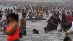 Ribuan Warga Peru Berlibur ke Pantai di Tengah Kekacauan Politik