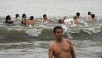Ribuan Warga Peru Berlibur ke Pantai di Tengah Kekacauan Politik