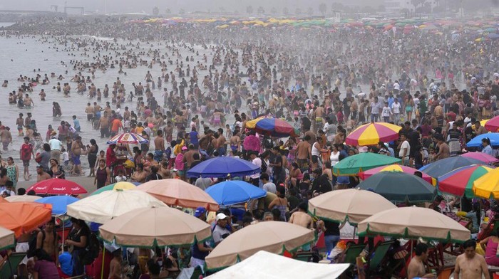 Ditengah kekacauan politik yang sedang melanda, Ribuan warga Peru memilih untuk berlibur ke Pantai. Nih foto-fotonya.