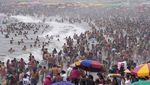 Ribuan Warga Peru Berlibur ke Pantai di Tengah Kekacauan Politik
