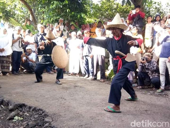Salah satu pertunjukan adat di Brebes, Jawa Tengah, yang terpengaruh budaya Sunda.