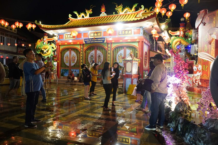 Wisatawan mengunjungi kompleks vihara Tri Dharma Bumi Raya di pusat kota Singkawang, Kalimantan Barat, Minggu (29/1/2023). Kawasan kota Singkawang tersebut dihiasiberbagai ornamen oriental guna menyambut perayaan Cap Go Meh sekaligus menjadi daya tarik wisata budaya di kota 1.000 klenteng tersebut.