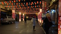 Banyak peninggalan arkeologis di Singkawang yang kental dengan budaya China, seperti rumah Tionghoa tertua yang dibangun sejak 1901 dan Patung Naga di tengah kota (Foto: Anis Efizudin/Antara Foto)