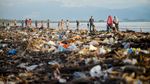 Duh... Sampah Kotori Pantai Pasir Jambak Padang
