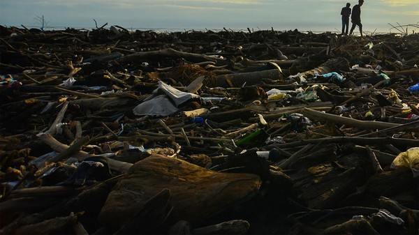 Sampah yang mengotori pantai juga menimbulkan bau tidak sedap.
