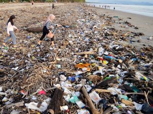Duh... Sampah Kotori Pantai Pasir Jambak Padang