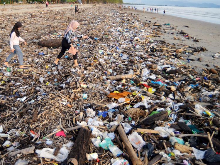 Duh... Sampah Kotori Pantai Pasir Jambak Padang