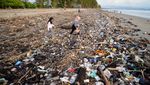 Duh... Sampah Kotori Pantai Pasir Jambak Padang