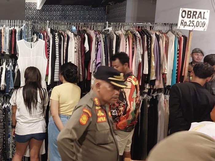 Satpol PP Tangsel menggerebek prostitusi berkedok toko baju obral di Serpong Utara.